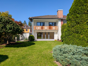 Stilvolle Doppelhaushälfte im Blumenviertel –
modernisiertes Wohnjuwel mit sonnigem Südgarten
