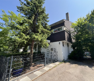 Sanierungsbedürftiges REH
mit sonnenverwöhntem Südgarten im beliebten Stadtteil Großhadern