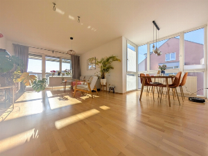 Helle 4-Zimmer-Wohnung mit Südbalkon, Aufzug & 2 TG-Stellplätzen in Neubiberg